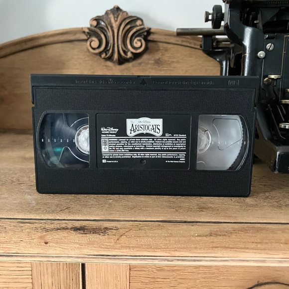 Disney The Aristocats VHS - Purple and White Cover - Picture 2 of 2